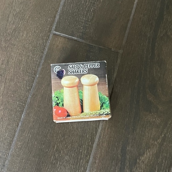 BROWN NATURAL WOOD FINISH SALT AND PEPPER SHAKERS NEW IN BOX Kitchen Holder